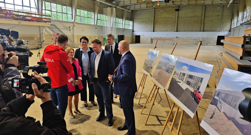 Są pieniądze na odbudowę infrastruktury sportowej. Konferencja ministrów w Prudniku [FOTO/WIDEO]