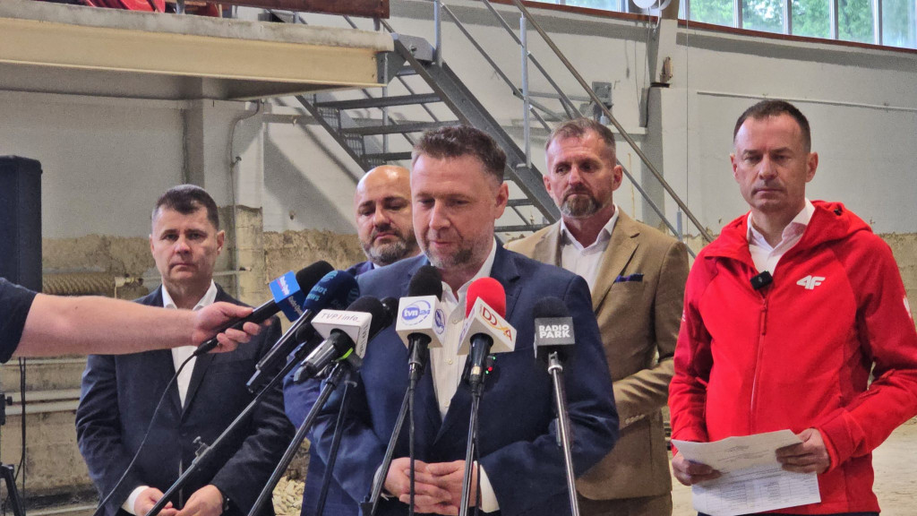 Są pieniądze na odbudowę infrastruktury sportowej. Konferencja ministrów w Prudniku [FOTO/WIDEO]