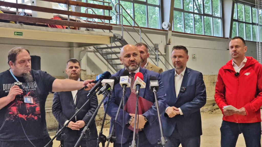 Są pieniądze na odbudowę infrastruktury sportowej. Konferencja ministrów w Prudniku [FOTO/WIDEO]