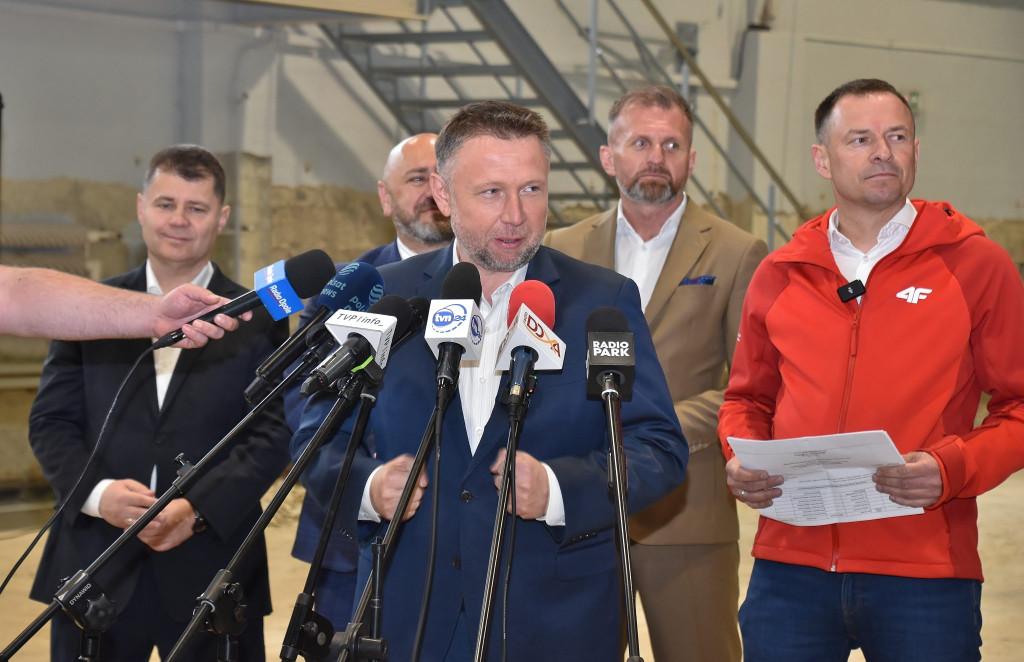 Są pieniądze na odbudowę infrastruktury sportowej. Konferencja ministrów w Prudniku [FOTO/WIDEO]