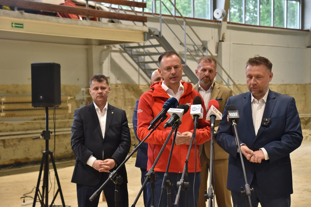 Są pieniądze na odbudowę infrastruktury sportowej. Konferencja ministrów w Prudniku [FOTO/WIDEO]