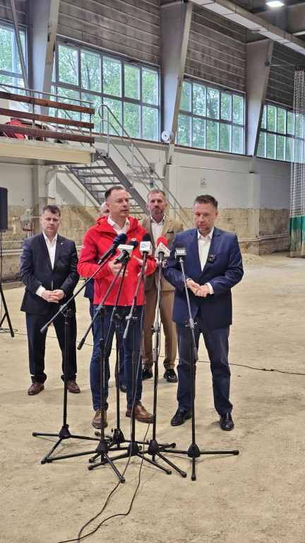 Są pieniądze na odbudowę infrastruktury sportowej. Konferencja ministrów w Prudniku [FOTO/WIDEO]