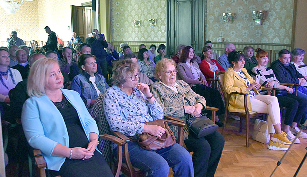 Między słowami z ks. Robertem Skrzypczakiem