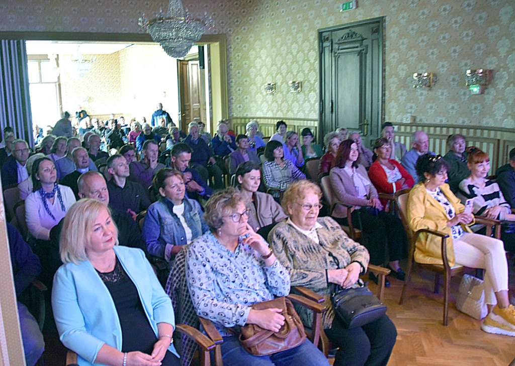 Między słowami z ks. Robertem Skrzypczakiem