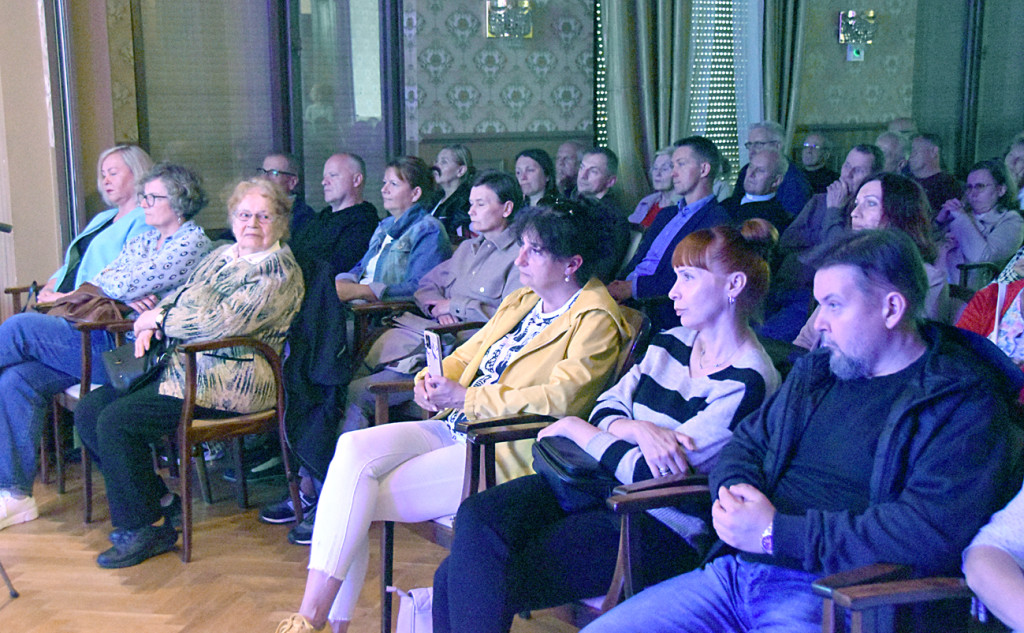 Między słowami z ks. Robertem Skrzypczakiem