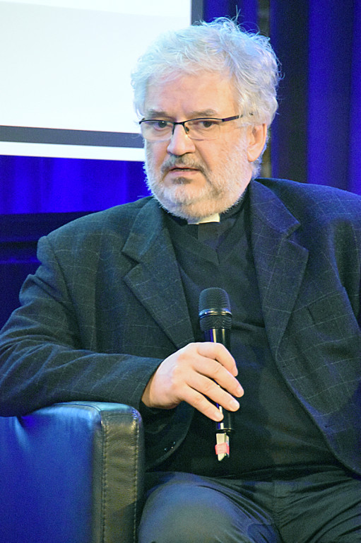 Między słowami z ks. Robertem Skrzypczakiem