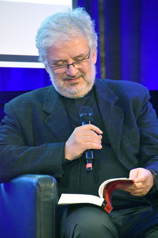 Między słowami z ks. Robertem Skrzypczakiem