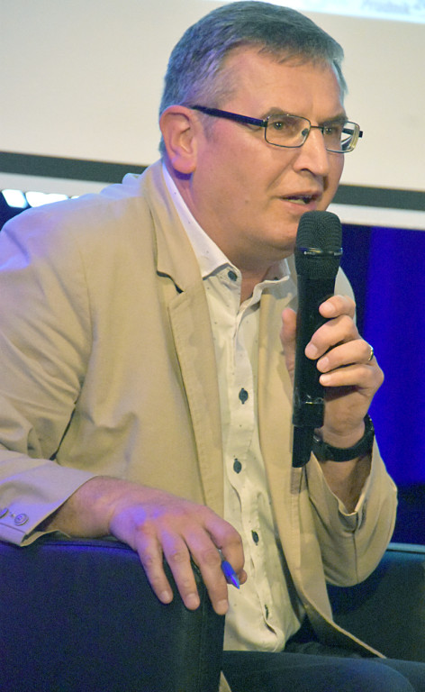 Między słowami z ks. Robertem Skrzypczakiem