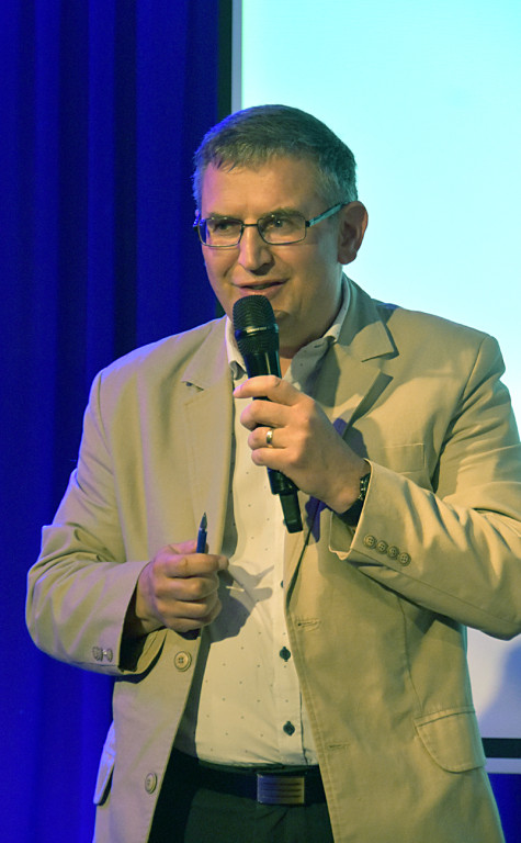 Między słowami z ks. Robertem Skrzypczakiem