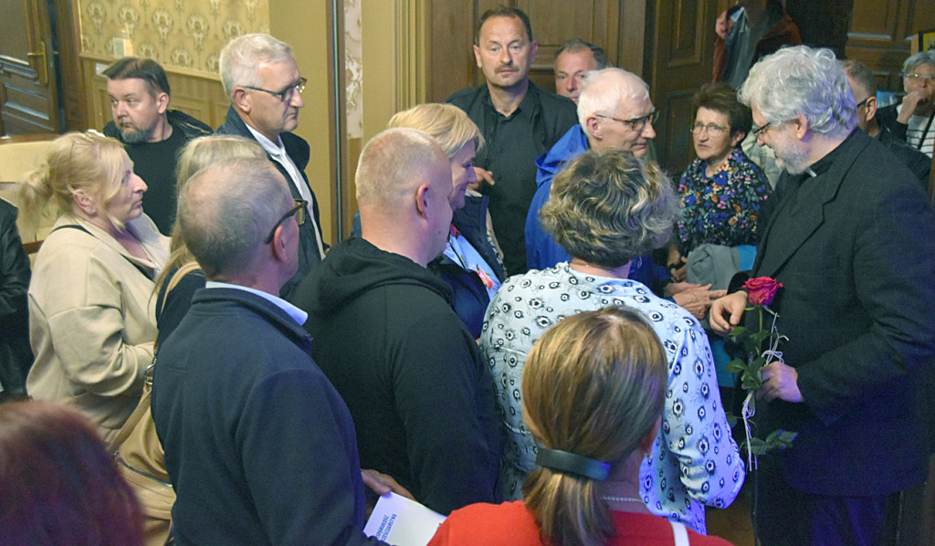 Między słowami z ks. Robertem Skrzypczakiem
