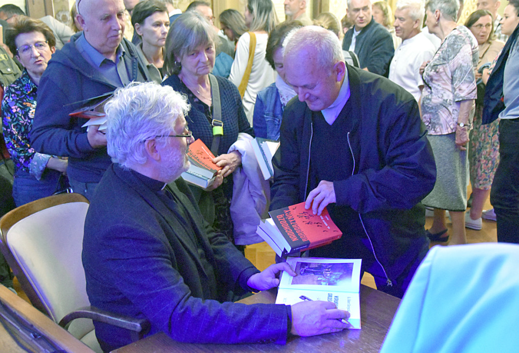 Między słowami z ks. Robertem Skrzypczakiem