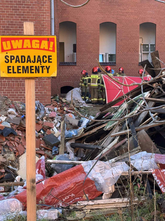 [AKTUALIZACJA] Wypadek na Włoskiej. Spadł z dużej wysokości [FOTO/WIDEO]