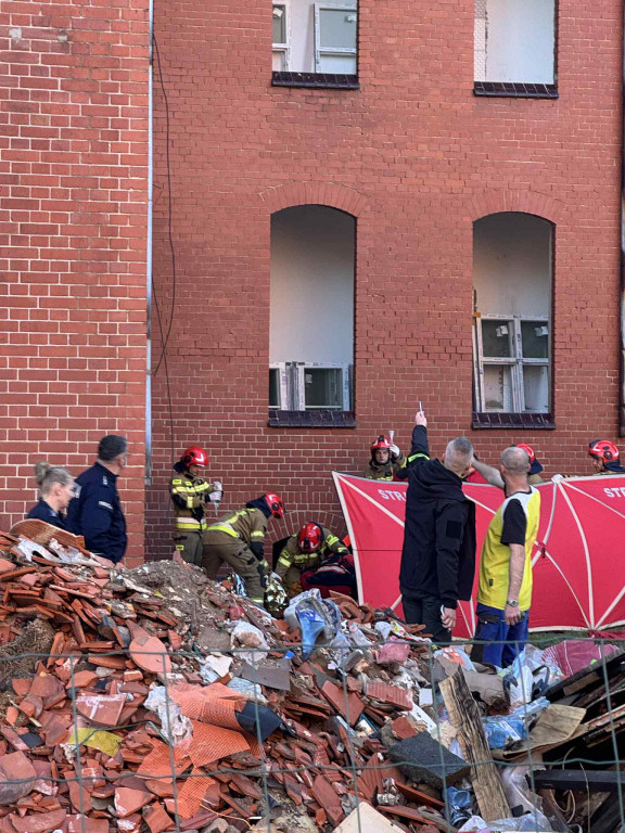 [AKTUALIZACJA] Wypadek na Włoskiej. Spadł z dużej wysokości [FOTO/WIDEO]