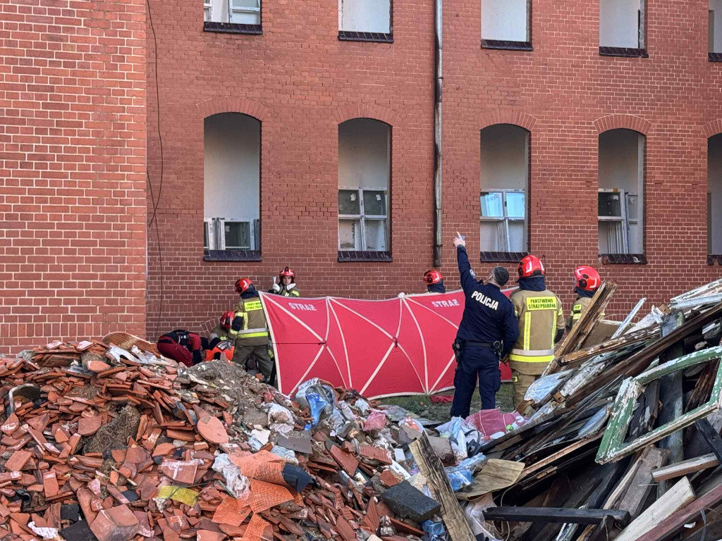 [AKTUALIZACJA] Wypadek na Włoskiej. Spadł z dużej wysokości [FOTO/WIDEO]