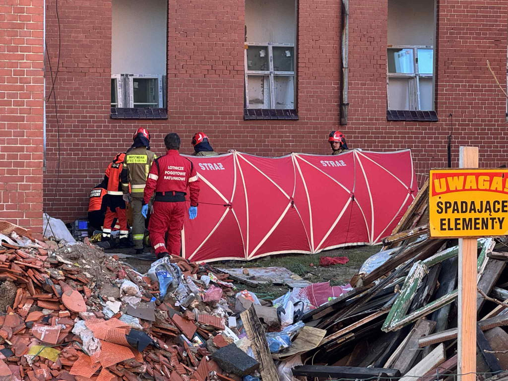[AKTUALIZACJA] Wypadek na Włoskiej. Spadł z dużej wysokości [FOTO/WIDEO]