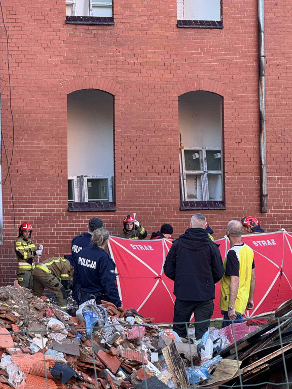 [AKTUALIZACJA] Wypadek na Włoskiej. Spadł z dużej wysokości [FOTO/WIDEO]