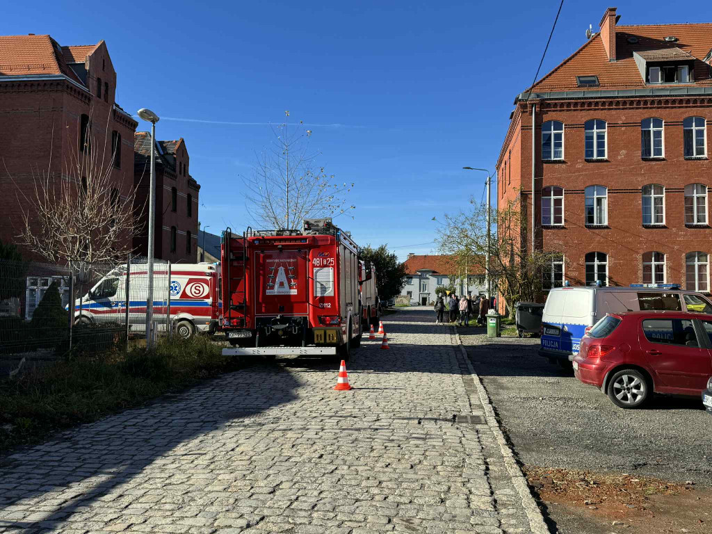 [AKTUALIZACJA] Wypadek na Włoskiej. Spadł z dużej wysokości [FOTO/WIDEO]