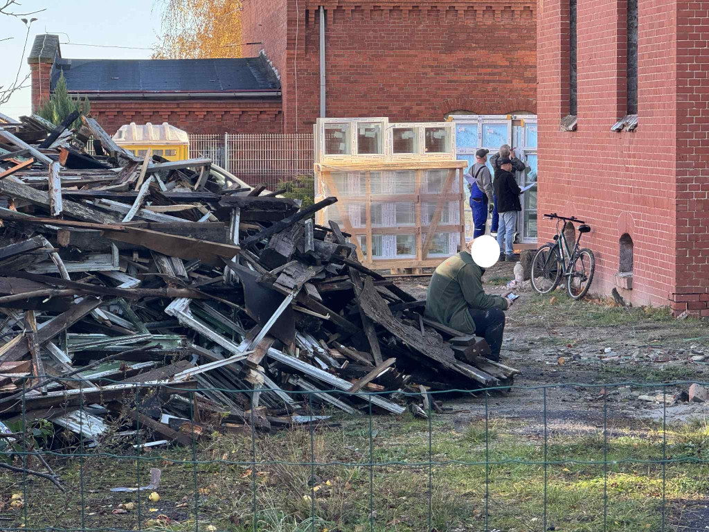 [AKTUALIZACJA] Wypadek na Włoskiej. Spadł z dużej wysokości [FOTO/WIDEO]