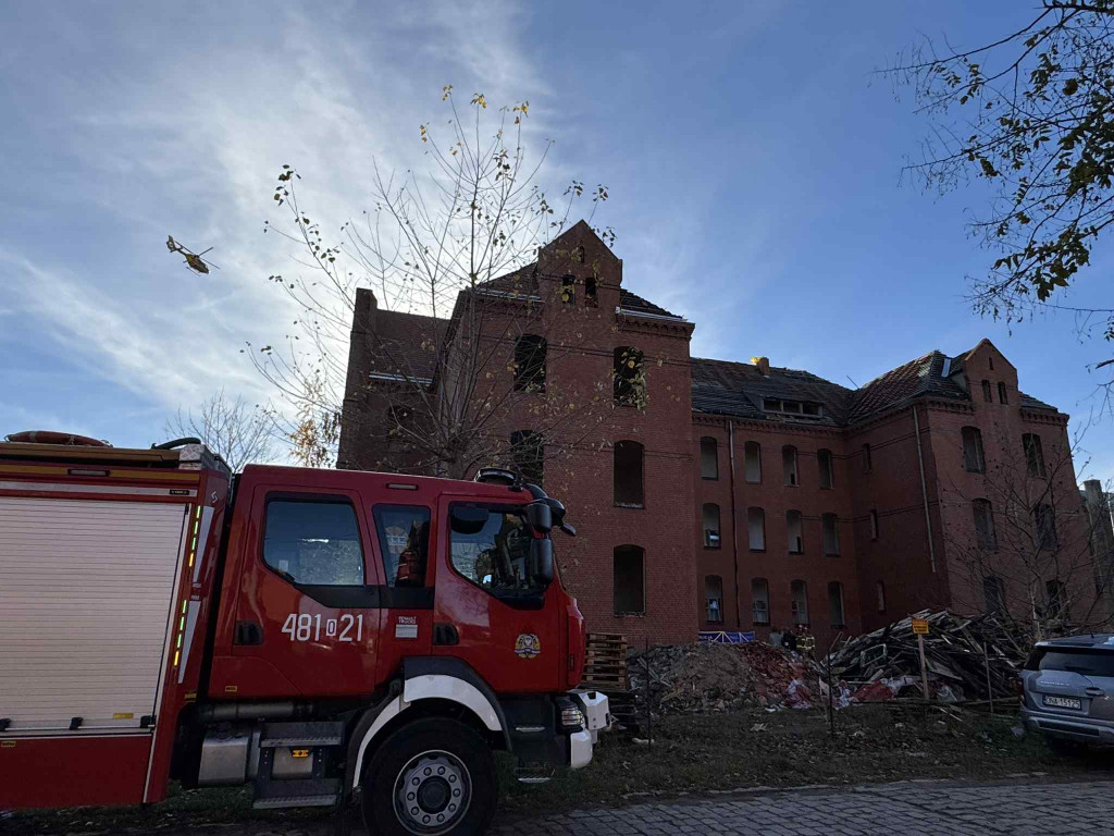 [AKTUALIZACJA] Wypadek na Włoskiej. Spadł z dużej wysokości [FOTO/WIDEO]