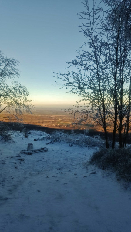 Na Biskupiej Kopie śnieg, a na Pradziadzie siarczysty mróz [FOTO]