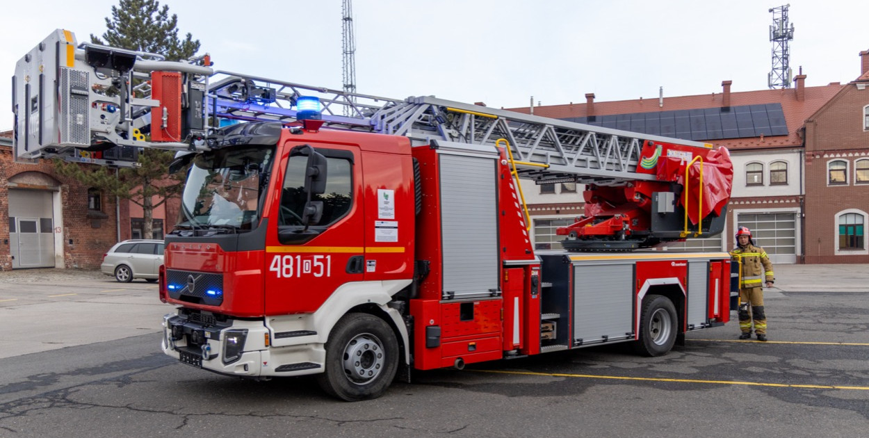 Nowoczesna  drabina prudnickich strażaków