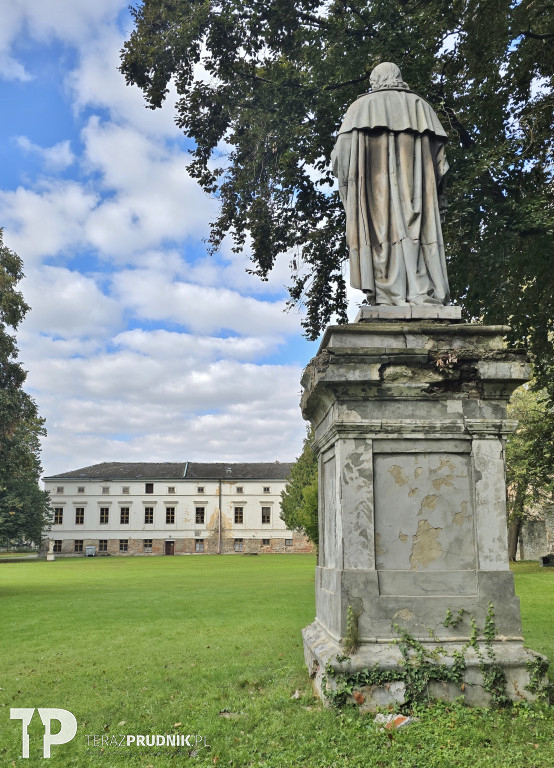 Zamek w Jindřichovie - remont i park
