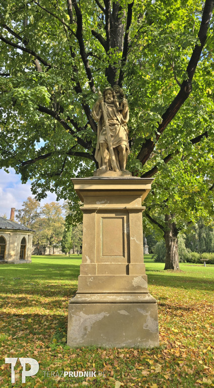 Zamek w Jindřichovie - remont i park