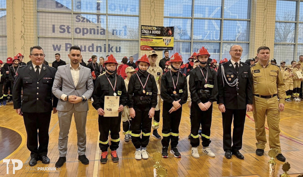 Młodzież na halowych zawodach pożarniczych