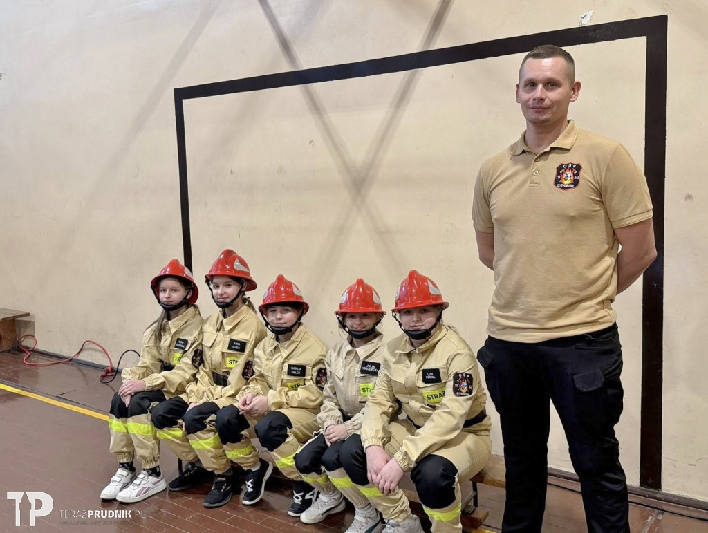 Młodzież na halowych zawodach pożarniczych