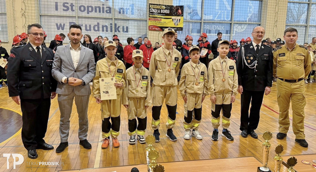 Młodzież na halowych zawodach pożarniczych