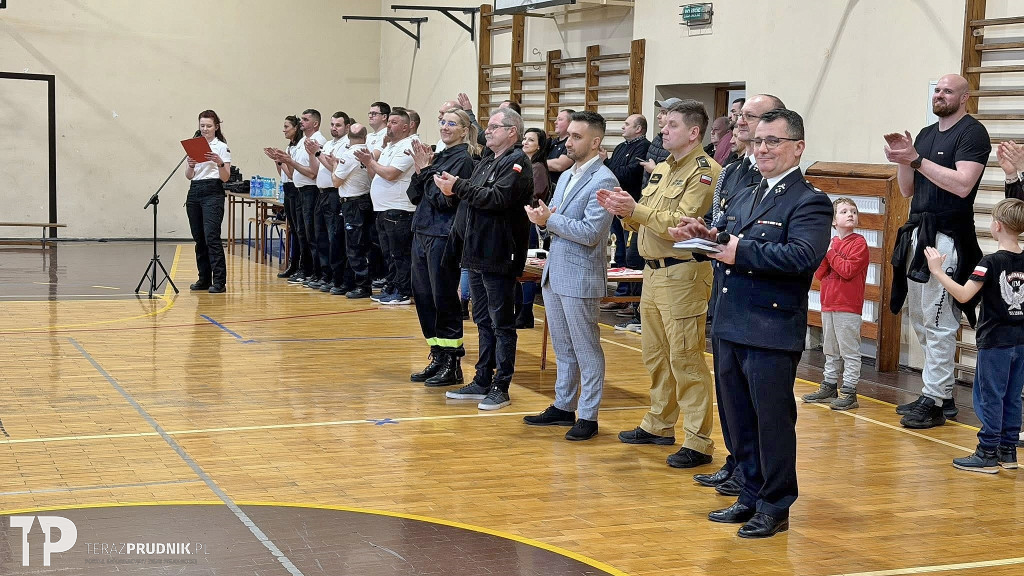 Młodzież na halowych zawodach pożarniczych