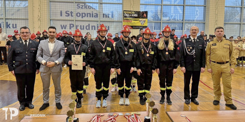 Młodzież na halowych zawodach pożarniczych