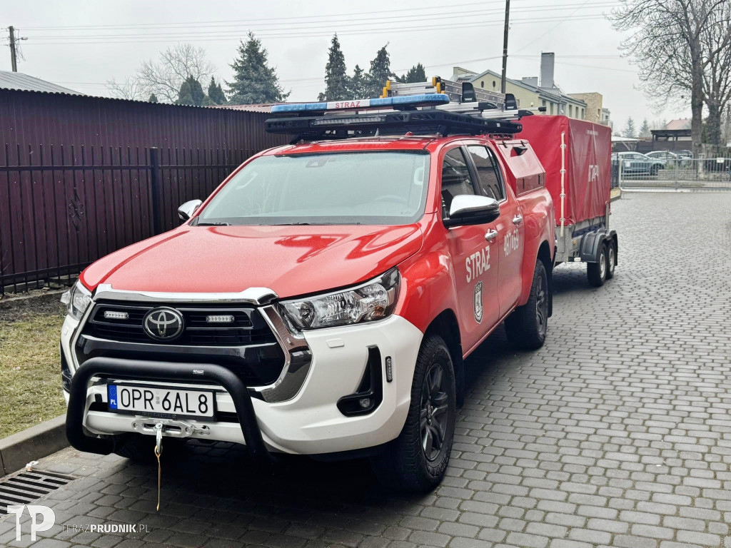 Młodzież na halowych zawodach pożarniczych