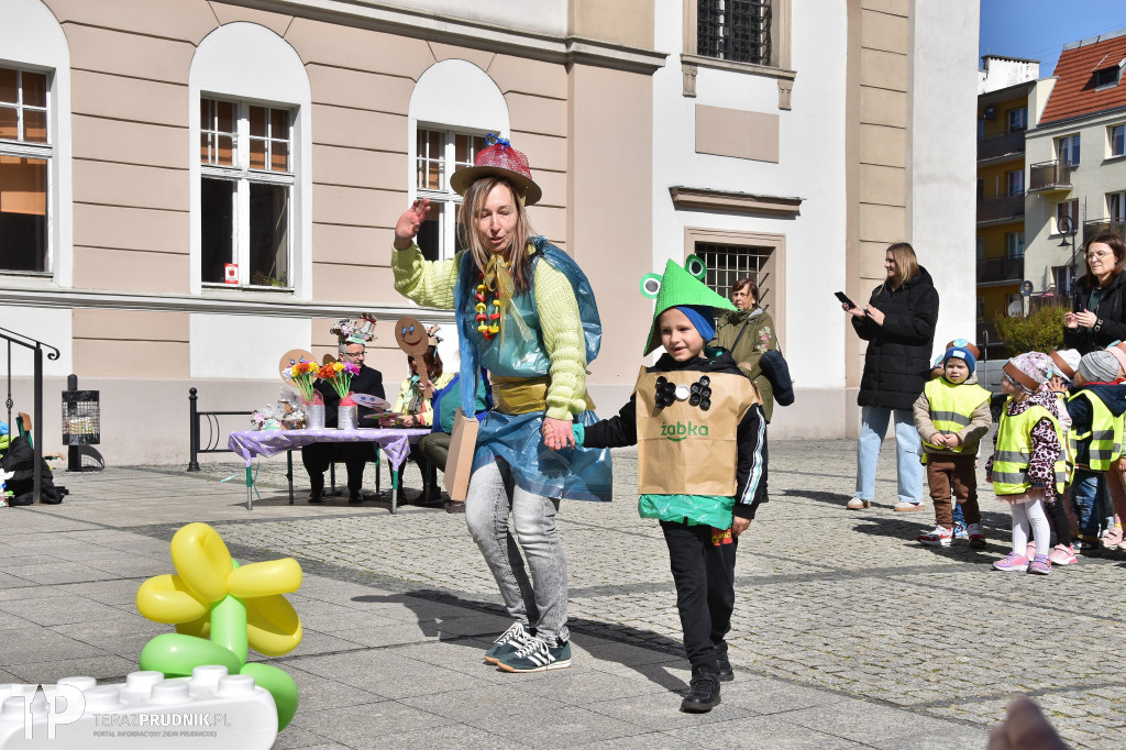 Przedszkolaki z pokazem ekomody