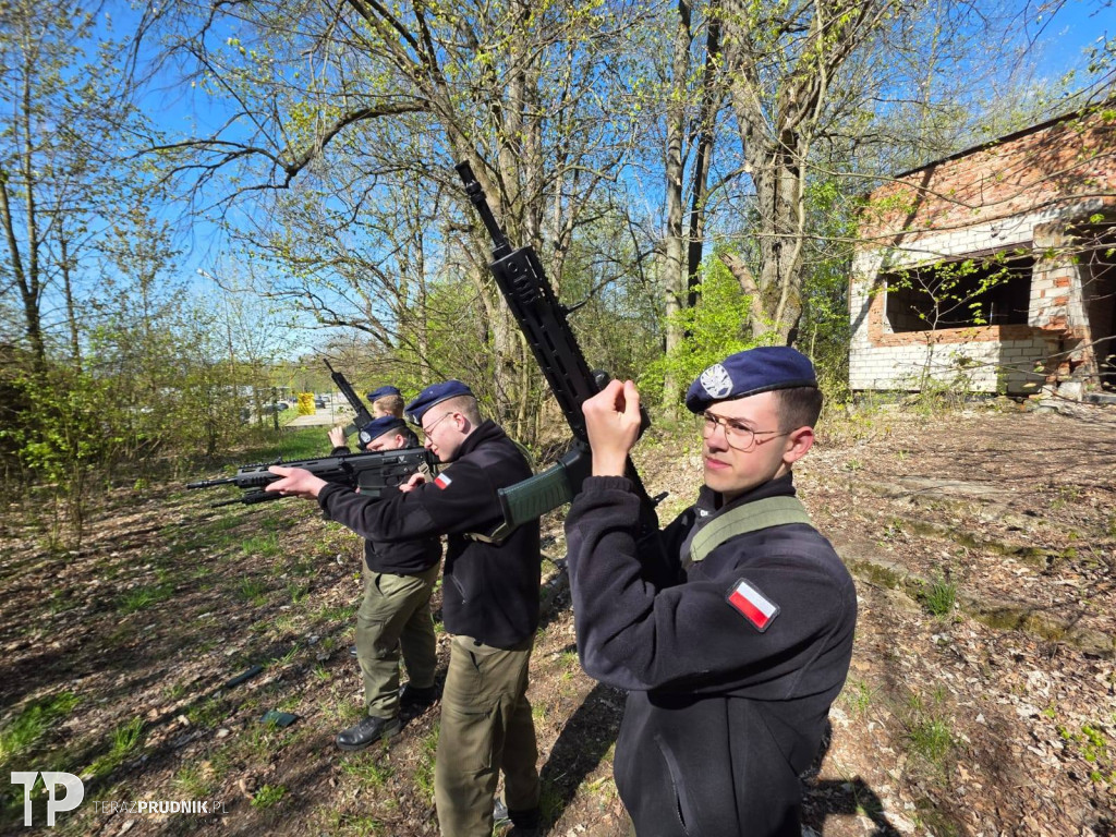 Uczniowie klas mundurowych w terenie
