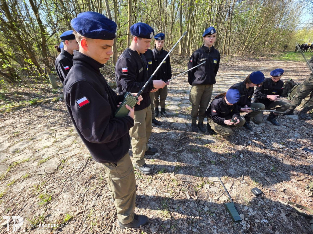 Uczniowie klas mundurowych w terenie