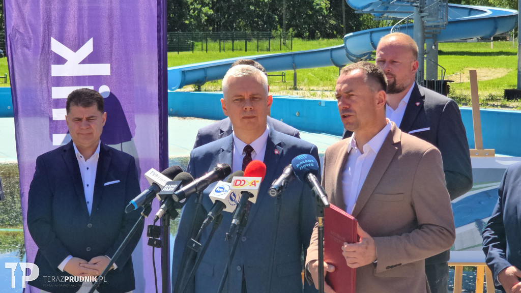 Wręczenie decyzji o dofinansowaniu odbudowy basenu
