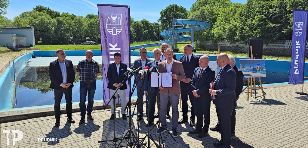 Wręczenie decyzji o dofinansowaniu odbudowy basenu