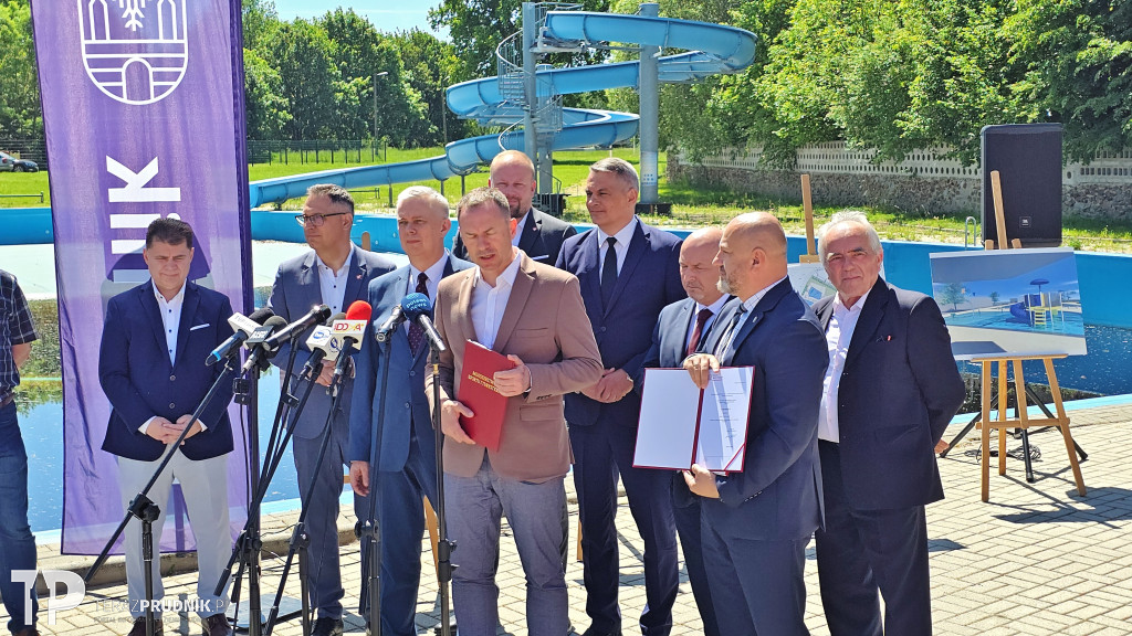 Wręczenie decyzji o dofinansowaniu odbudowy basenu