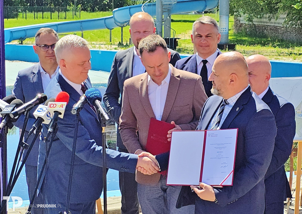 Wręczenie decyzji o dofinansowaniu odbudowy basenu