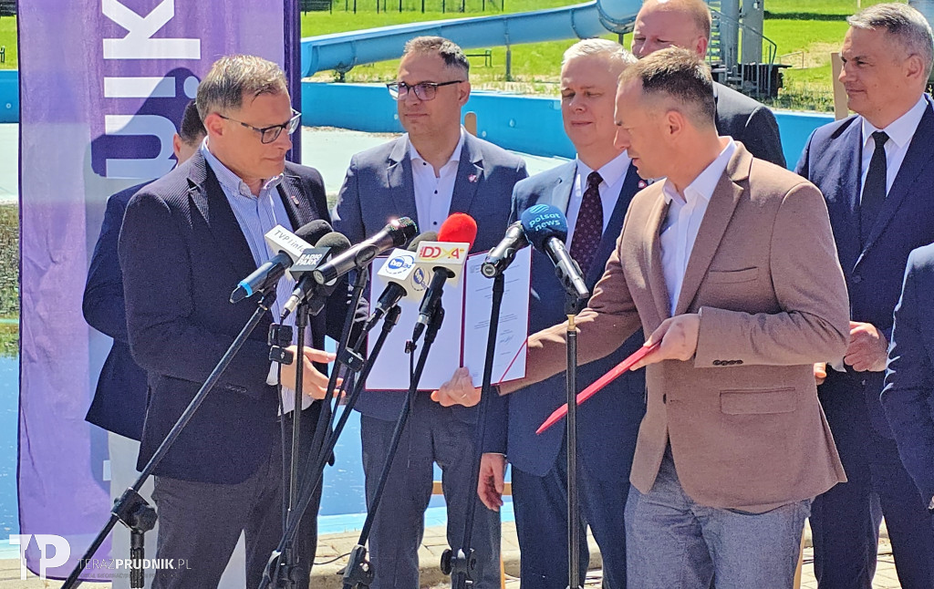 Wręczenie decyzji o dofinansowaniu odbudowy basenu