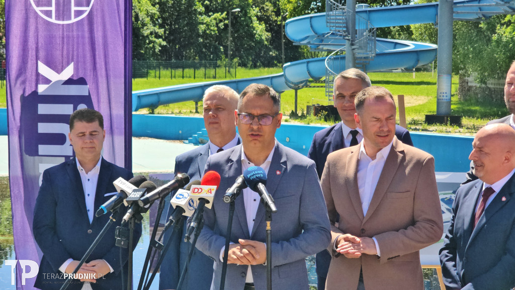 Wręczenie decyzji o dofinansowaniu odbudowy basenu