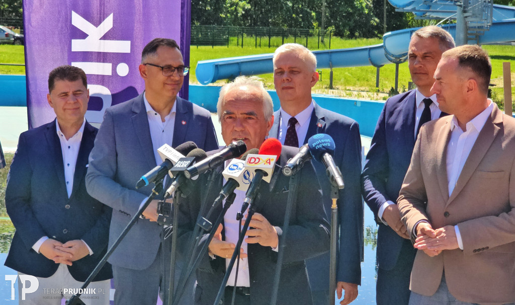 Wręczenie decyzji o dofinansowaniu odbudowy basenu