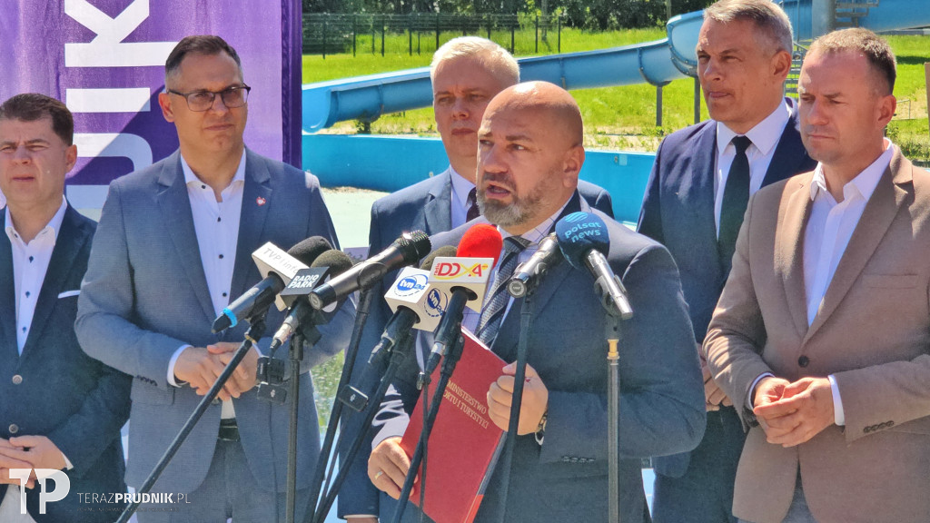 Wręczenie decyzji o dofinansowaniu odbudowy basenu
