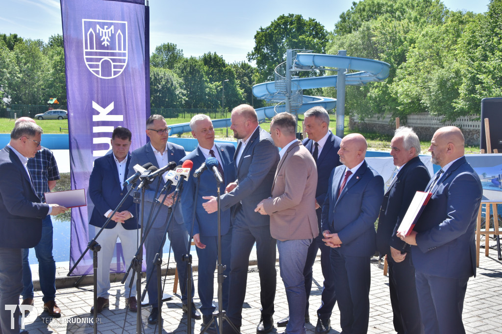 Wręczenie decyzji o dofinansowaniu odbudowy basenu