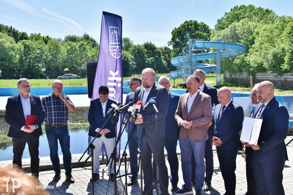 Wręczenie decyzji o dofinansowaniu odbudowy basenu
