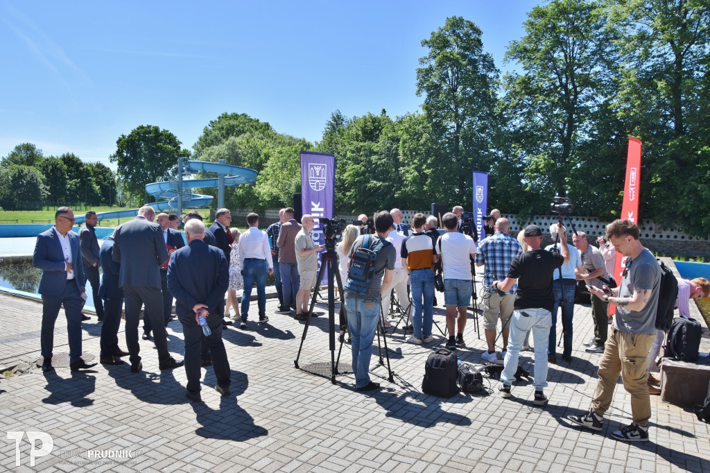 Wręczenie decyzji o dofinansowaniu odbudowy basenu