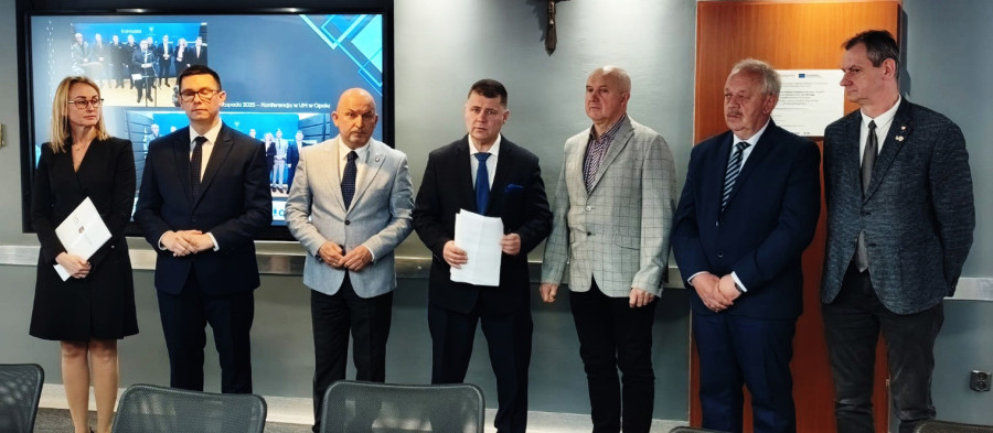 Od lewej: Agnieszka Zagórska – sekretarz powiatu, Piotr Bujak – burmistrz Głogówka, Robert Węgrzyn - członek Zarządu Województwa Opolskiego, Radosław Roszkowski – starosta prudnicki, Edward Plicko – burmistrz Białej, Ryszard Zwojewski – Urząd Miejski w Prudniku, Dragomir Rudy – członek Zarządu Powiatu Prudnickiego. fot. Powiat Prudnicki