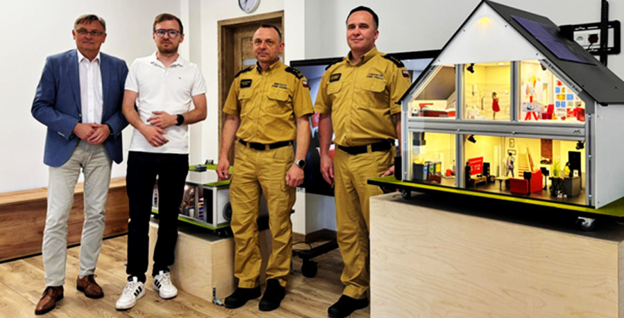 Prezentacja sprzętu szkoleniowego, od lewej: wicestarosta Janusz Siano, przedstawiciel dostawcy, komendanci PSP w Prudniku: Krzysztof Wiciak i Wojciech Majerek (fot. Powiat Prudnicki)