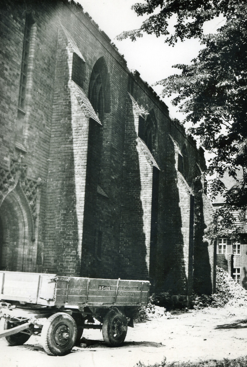 Rozbiórka kościoła ewangelickiego (archiwum Tygodnika Prudnickiego)